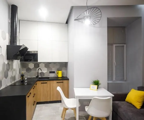 Royal On Hmelnytskogo 37